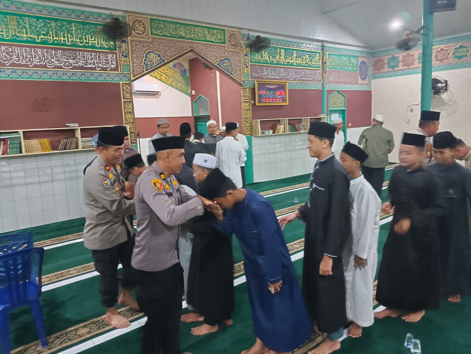 Polsek Senapelan Laksanakan Cooling System Dengan Cara Sholat Subuh Berjamaah Dengan Tokoh Agama di 